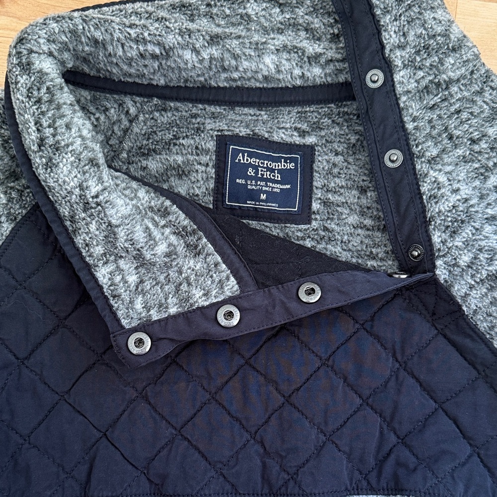 Women’s Abercrombie & Fitch Fleece pull over - Picture 3 of 3